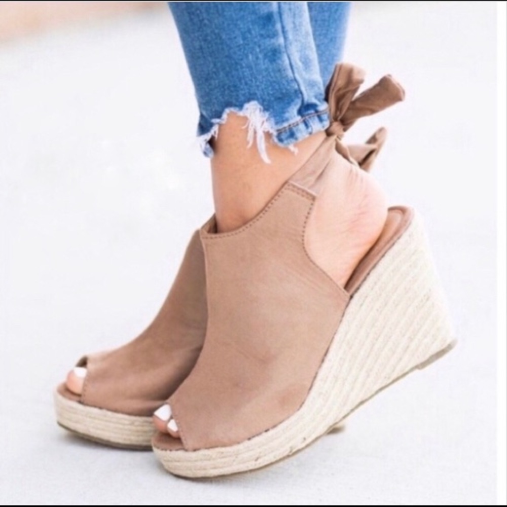 New Tan wedge back tie size 10